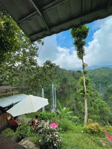 Inside a Sekumpul Family Compound: Canang Making, Coffee & Village Life